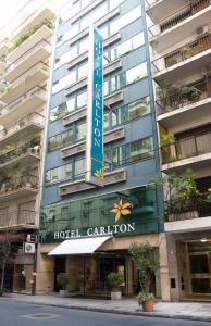 布宜诺斯艾利斯卡尔顿索兰斯酒店的建筑前的酒店引文标志