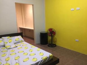 巴莱尔布朗埃皮托姆旅馆的一间卧室设有一张床和黄色的墙壁