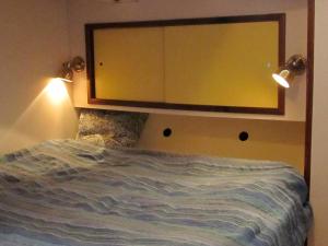 梅登布利克Zeilschip Fortuna的卧室配有大镜子,位于床上方