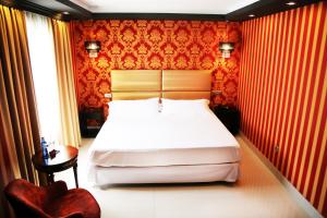 多列毛利诺斯阿诺斯50酒店的卧室配有白色的床和红色的墙壁
