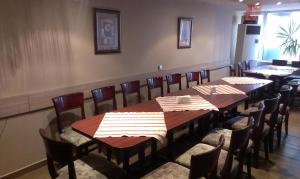 布拉戈耶夫格勒Family Hotel Kartala的用餐室配有木桌和椅子