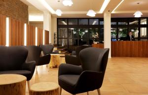 滨海托萨金色之海蒙努达酒店的大堂的等候区,配有桌椅