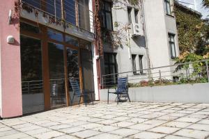 布拉迪斯拉发Kukucinova Apartments的两把椅子坐在大楼前的庭院