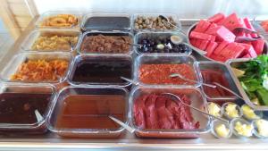 契拉勒Mercan Bungalow的装满不同种类食物的塑料容器