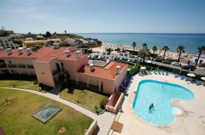 波尔蒂芒Apartamentos Coral do Vau的享有度假胜地的空中景致,设有游泳池和海洋