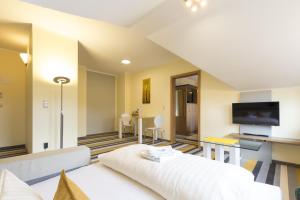加尔布森格罗特尔商务酒店的酒店客房设有床和客厅。