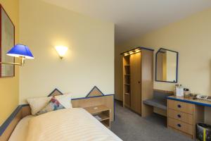 加尔布森格罗特尔商务酒店的一间卧室配有床、水槽和镜子