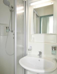 奥斯赛拜-屈隆斯博恩奥斯特埃斯图恩酒店的白色的浴室设有水槽和淋浴。