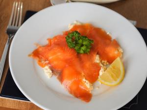 伊斯特布恩海湾居所宾馆的白盘食物,有 ⁇ 鱼和柠檬
