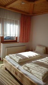 魏森湖Haus Alpina的卧室在窗户前配有两张床
