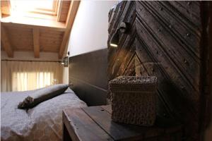 CastelgombertoBed & Breakfast Ai Cracchi的一间卧室配有一张床和一张木桌