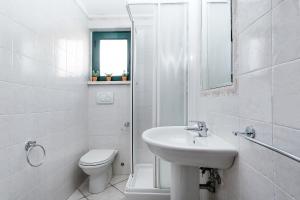 菲乌米奇诺乐维烈塔酒店的白色的浴室设有水槽和卫生间。