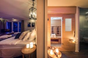 KrumminSchwimmende Suiten Usedom的一间卧室配有一张床和两张带蜡烛的桌子。