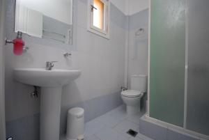 纳克索乔拉佩西恩斯黛拉酒店的白色的浴室设有水槽和卫生间。