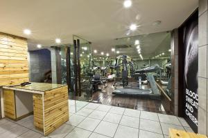 艾哈迈达巴德埃尔多拉多酒店的一间健身房,里面配有跑步机和机器