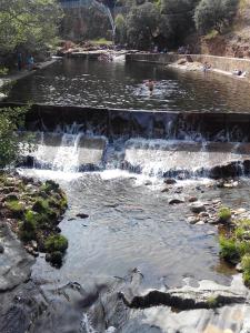 拉斯梅斯塔斯萨伯斯哈顿斯酒店的公园内带瀑布的池塘