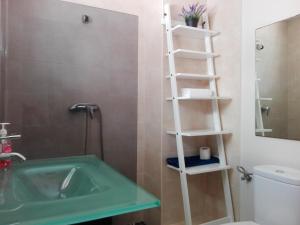塔里法Apartamento Pura Vida的一间带绿色水槽和卫生间的浴室