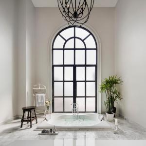 曼谷曼谷文思酒店的带浴缸的大窗户