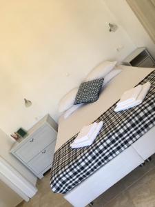 RámosGaia Serifos Apartments的一间卧室配有带2个枕头的床