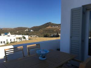 RámosGaia Serifos Apartments的山景阳台上的桌子