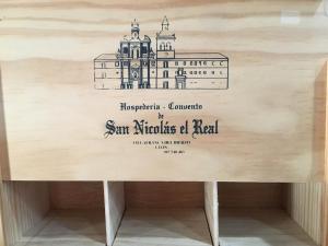 维拉弗兰卡·德尔·比尔San Nicolas el Real的上面写着建筑名称的木箱