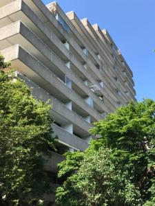 科隆科隆道依茨公寓的前面有树木的高楼