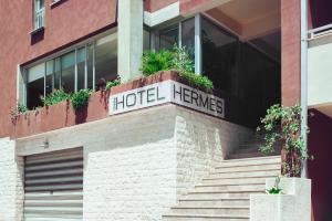 布德瓦Hotel Hermes Budva的建筑一侧的酒店标志