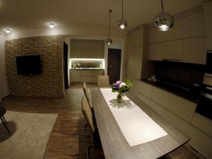 布达佩斯英雄之家公寓的厨房以及带鲜花桌的用餐室。