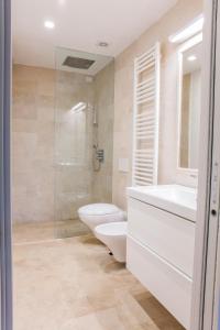阿斯科利皮切诺B&B Tufilla的浴室配有卫生间、盥洗盆和淋浴。
