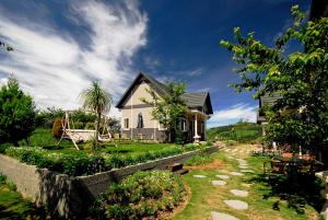 仁爱乡清境芸芦景观渡假山庄 的前面有花园的房子
