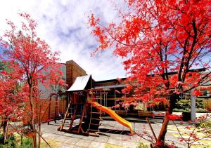 仁爱乡清境芸芦景观渡假山庄 的建筑物前有红叶的树
