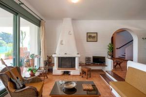 科斯基努Rodos Paradise Villa的客厅设有壁炉和沙发。