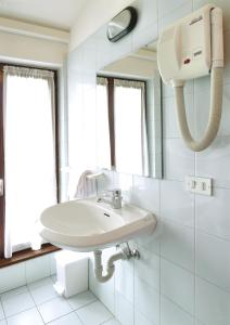 佩尔吉内瓦尔苏加纳罗通达酒店的白色的浴室设有水槽和镜子