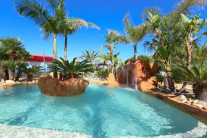 皮亚纳德阿容滨海度假公寓的瀑布度假村内的游泳池
