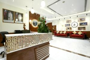 多哈别墅套房酒店的大堂设有红色的沙发和圣诞树