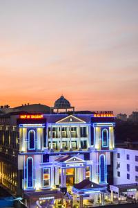 班加罗尔Rg皇家酒店的一座晚上有蓝色灯光的建筑