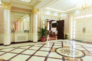 塔什干拉卡特广场酒店的大房间设有大堂,配有大镜子