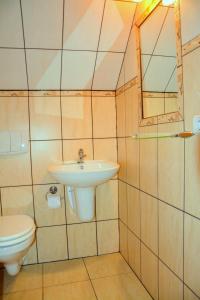 德兹维济诺Domki DUET的一间带水槽和卫生间的浴室