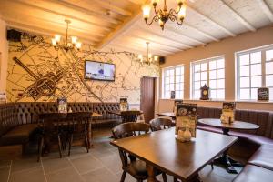 巴拉皇家白狮酒店的一间设有桌椅的餐厅,墙上有地图