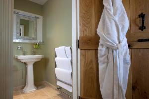 查格福德三皇冠酒店的浴室设有白色的淋浴帘和水槽