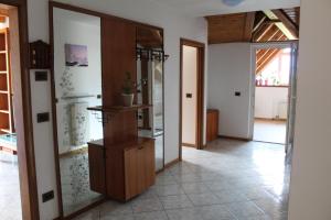 科雷多Appartamento Widmann的客厅设有木柜和走廊
