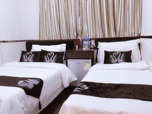 香港季节酒店 - 铜锣湾的两张带黑白床单的床