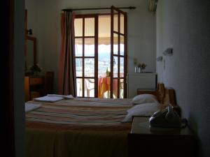 阿吉亚玛丽娜自由II酒店的一间卧室设有一张大床和一个窗户。