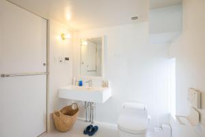 下关乌祖楼旅舍的一间带水槽、卫生间和镜子的浴室
