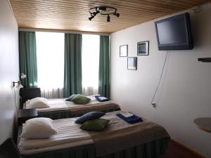 Suonenjoki索尼约克酒店的客房设有两张床和一台平面电视。