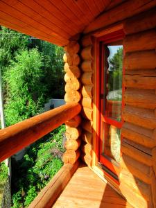 基辅格林斯达酒店的小木屋的木门廊,设有窗户