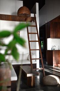蓝梦岛阿斯马拉别墅的一张带梯子和长凳的木制双层床