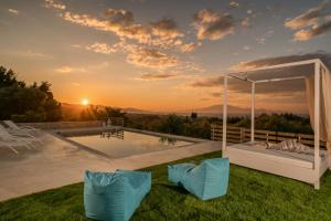 查加基恩Merovigli Villa的一座别墅,设有游泳池和日落美景