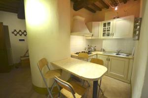 MontecastelliFarmhouse Tuscany的厨房配有桌椅和水槽。