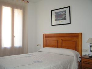 JasaCasa lo Sastre - Jasa的卧室配有一张床,墙上挂着一幅画
